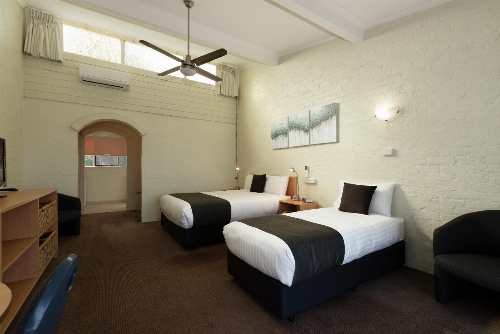 Barclay Motor Inn image 2
